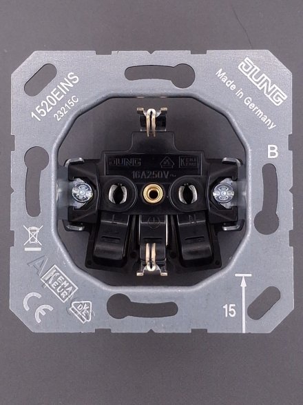 Розетка с заземляющими контактами 16А/250 В~, с откидной крышкой, A1520BFKLANM